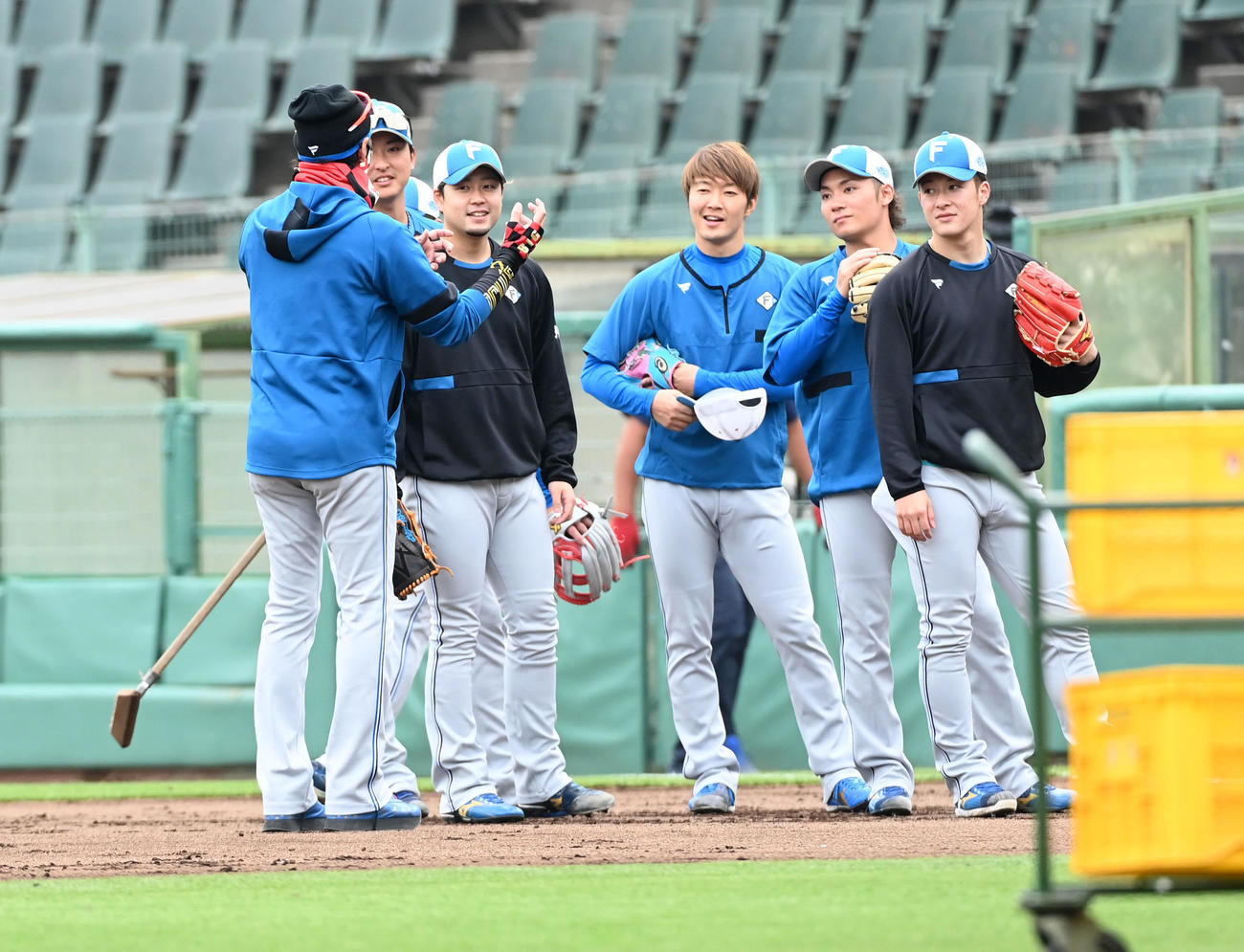 オリックス対日本ハム　一塁で守備練習を行う投手陣と話す新庄監督（背中）（撮影・前岡正明）