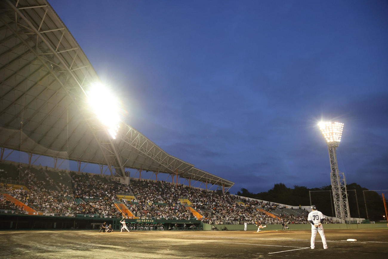 西武対ソフトバンク　沖縄セルラースタジアム那覇で投球するソフトバンク先発の東浜（撮影・梅根麻紀）