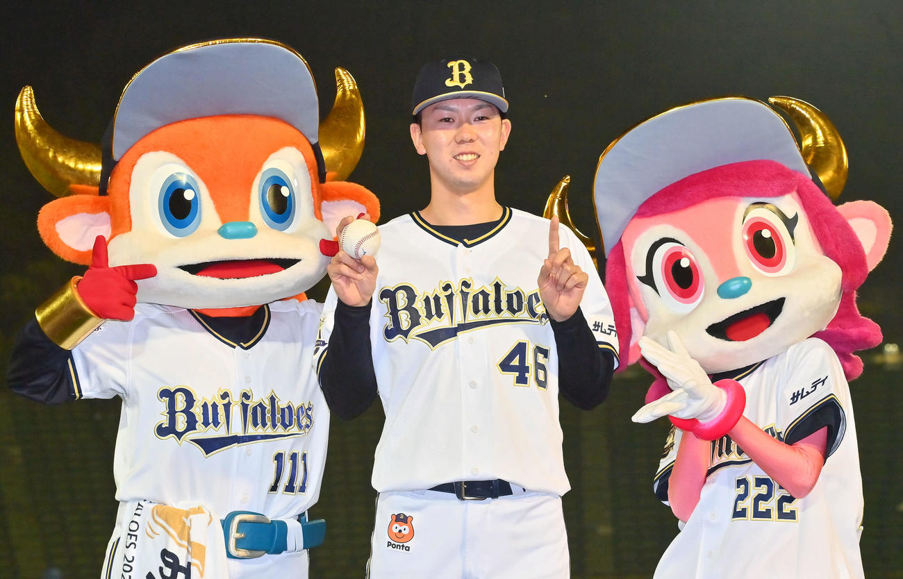 オリックス対日本ハム　プロ初勝利を挙げたオリックス本田は勝利球を手に笑顔（撮影・和賀正仁）