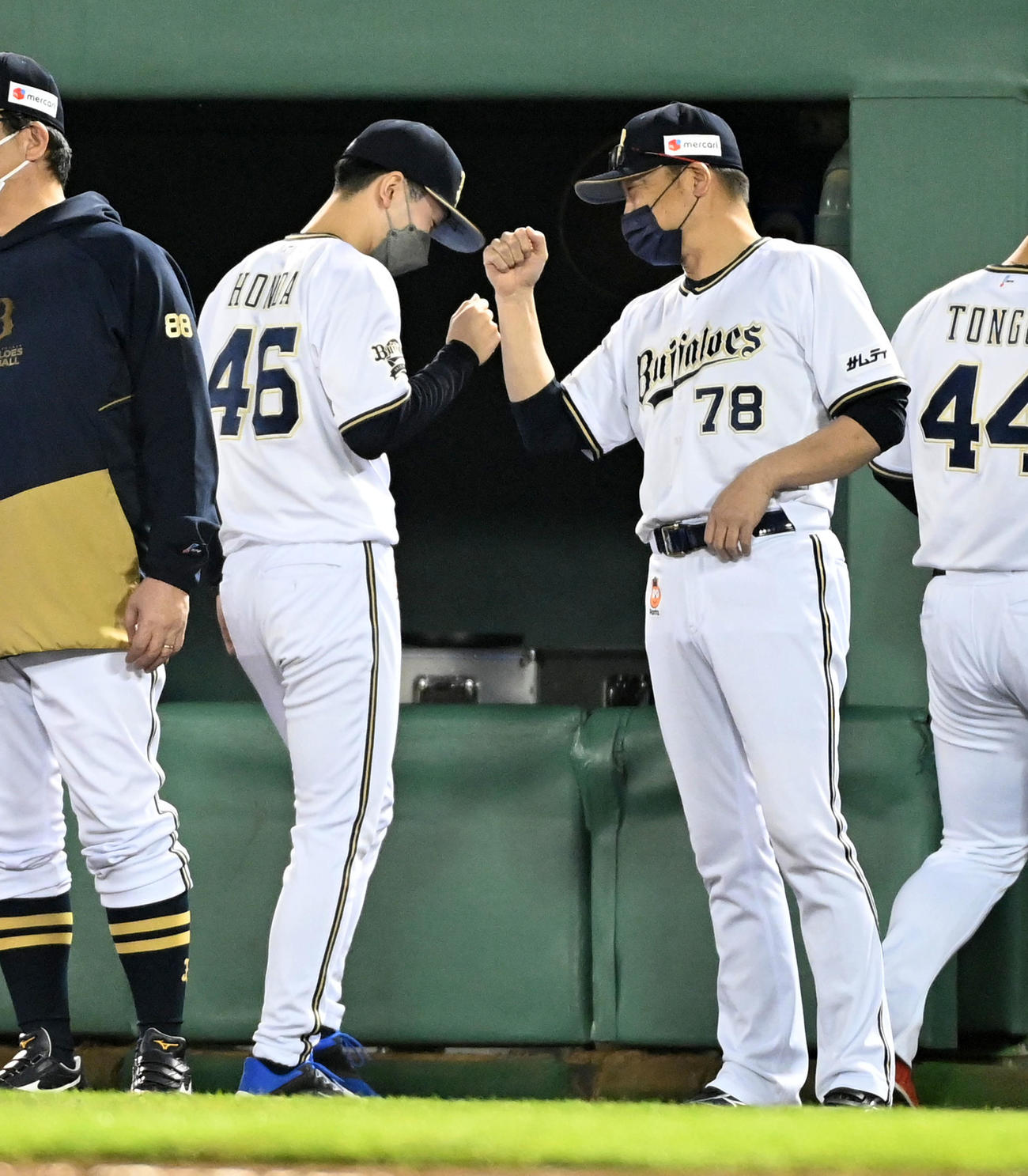 オリックス対日本ハム　本田（左）を笑顔で祝福する中嶋監督（撮影・前岡正明）