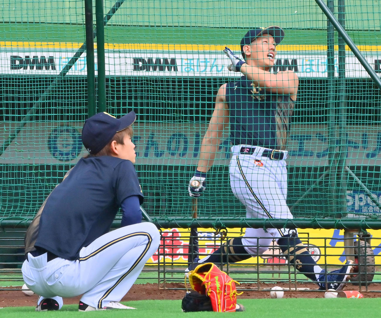 早出し打撃練習するオリックス吉田正、手前は山岡（撮影・和賀正仁）