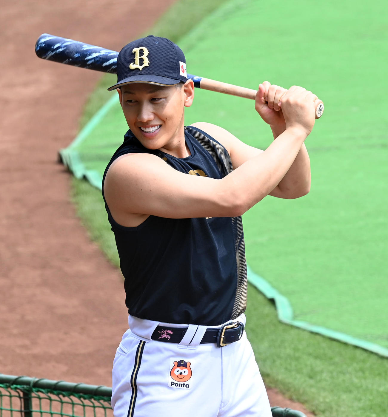 笑顔でティー打撃を行うオリックス吉田正尚（撮影・前岡正明）
