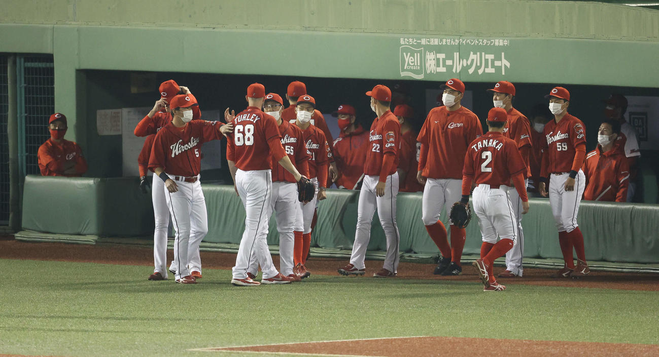 巨人対広島　巨人にサヨナラで敗れ、ベンチから引き揚げる広島の選手たち（撮影・河田真司）