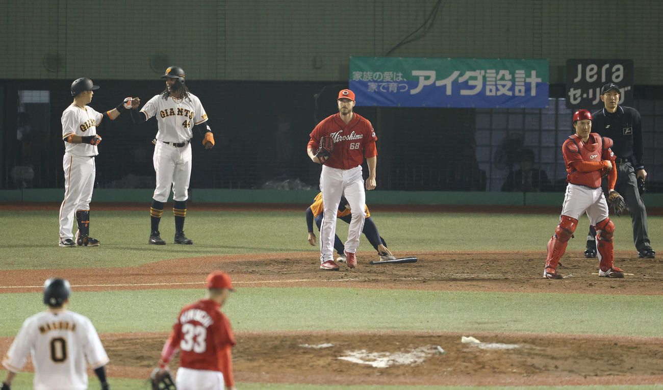 巨人対広島　9回裏巨人無死満塁、ポランコに左前適時打を浴びる投手ターリー（中央）（撮影・河田真司）