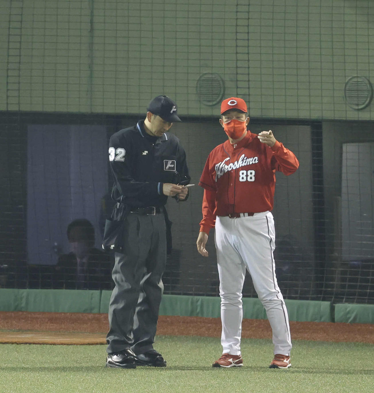 巨人対広島　7回表を終え、選手交代を告げる佐々岡監督（撮影・河田真司）