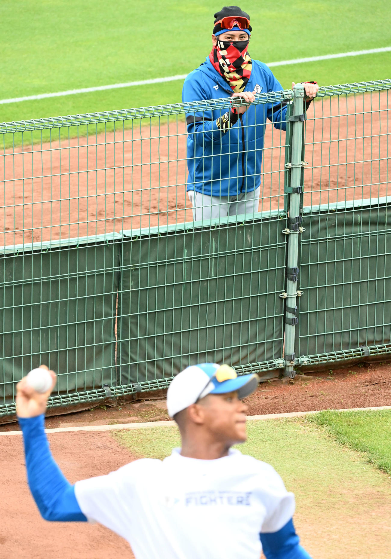 オリックス対日本ハム　ブルペンで投球練習を行う万波を見る新庄監督（撮影・前岡正明）