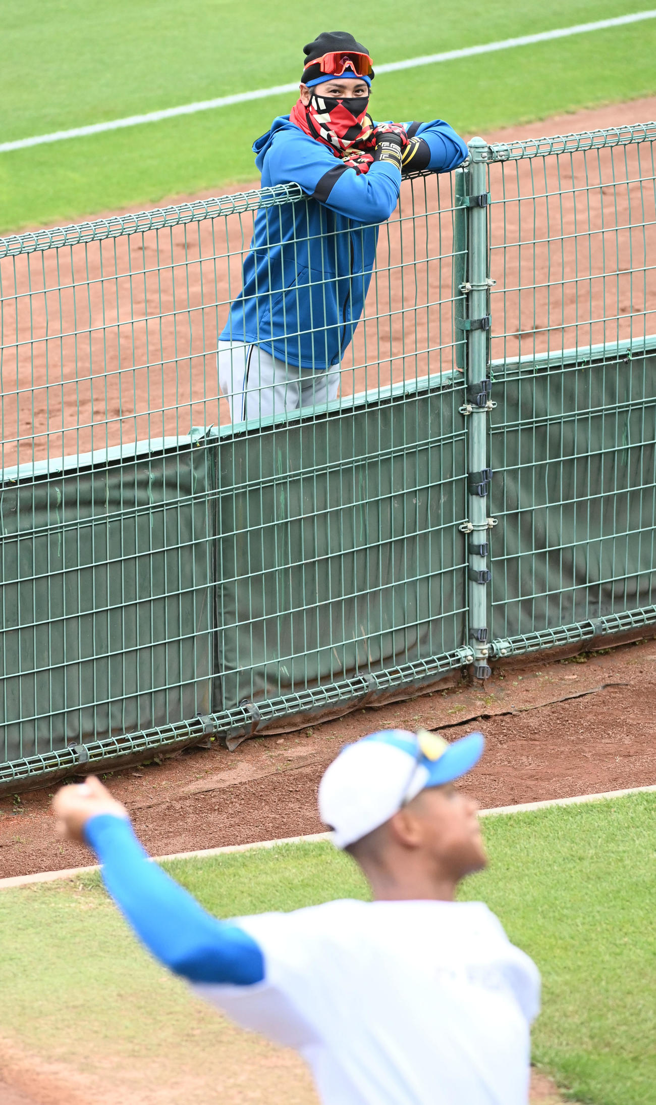 オリックス対日本ハム　ブルペンで投球練習を行う万波を見る新庄監督（撮影・前岡正明）