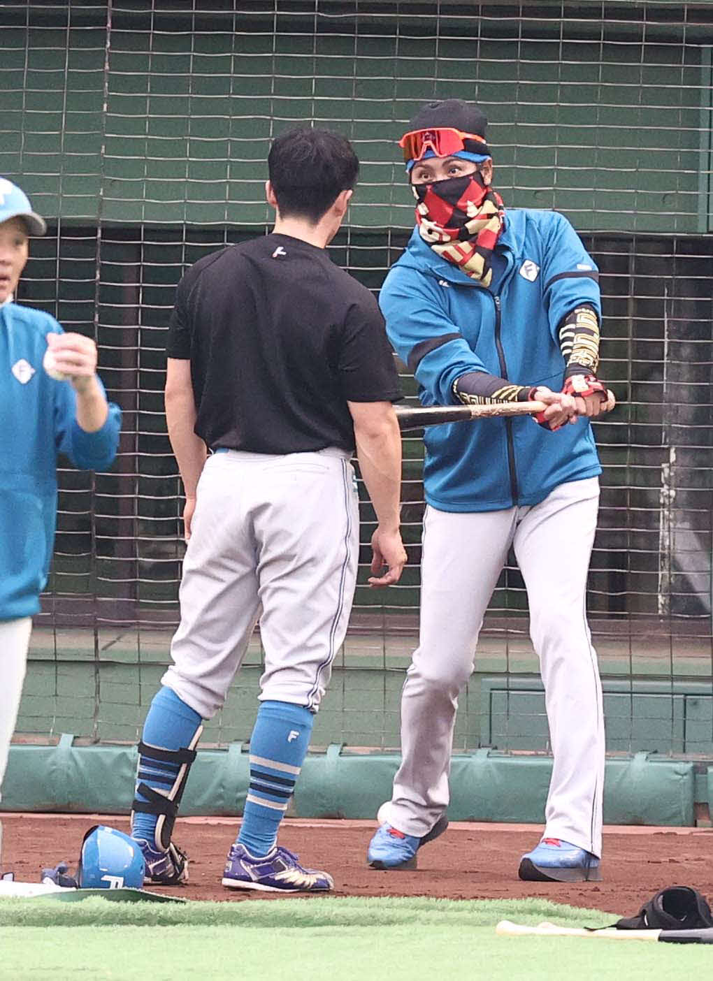 オリックス対日本ハム　梅林（左）に打撃指導をする新庄監督（撮影・上田博志）