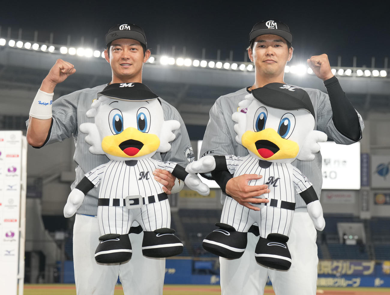 ロッテ対楽天　ヒーローインタビュー後笑顔のロッテ中村奨（右）と佐藤都（撮影・鈴木みどり）
