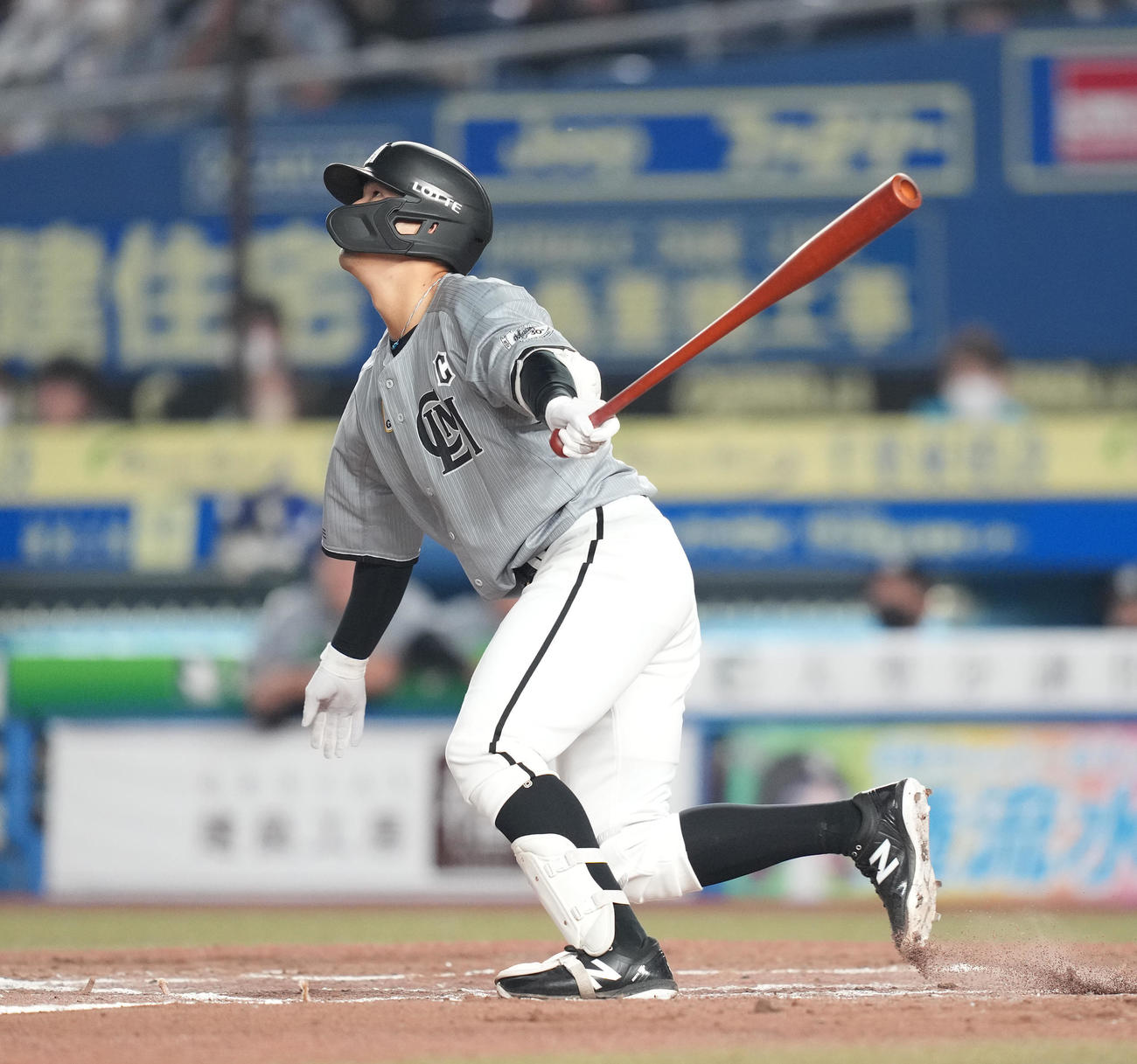 ロッテ対楽天　7回裏ロッテ1死一、二塁、中前適時打を放つ中村奨（撮影・鈴木みどり）
