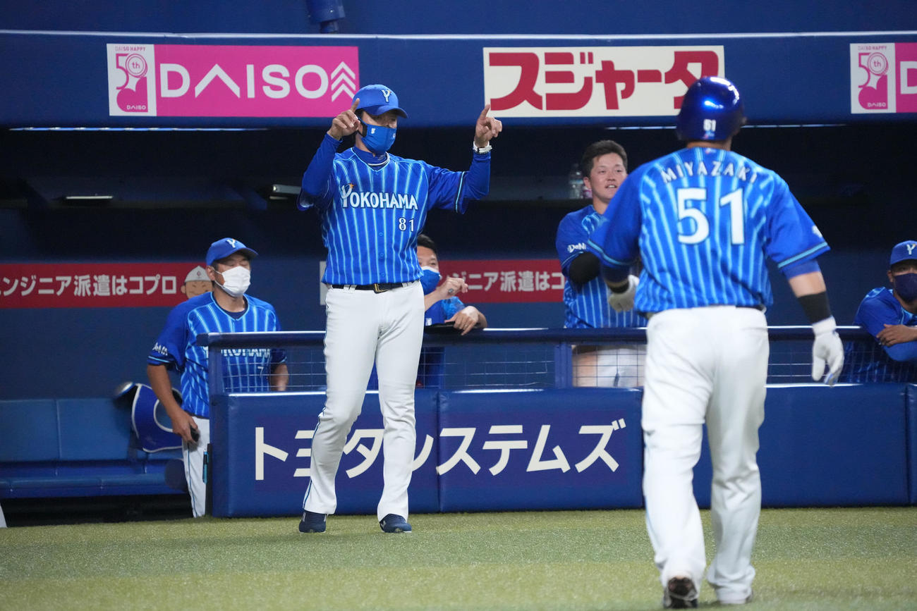 中日対DeNA 4回表DeNA1死二、三塁、嶺井の遊ゴロで本塁突入した宮崎の判定にリクエストする三浦監督（中央）（撮影・森本幸一）