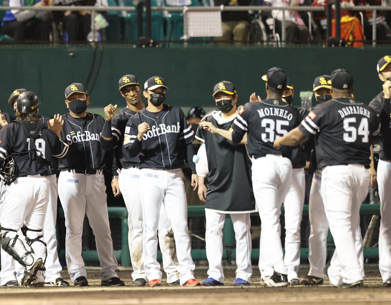 西武対ソフトバンク　西武に勝利したソフトバンクナインはハイタッチ（撮影・梅根麻紀）
