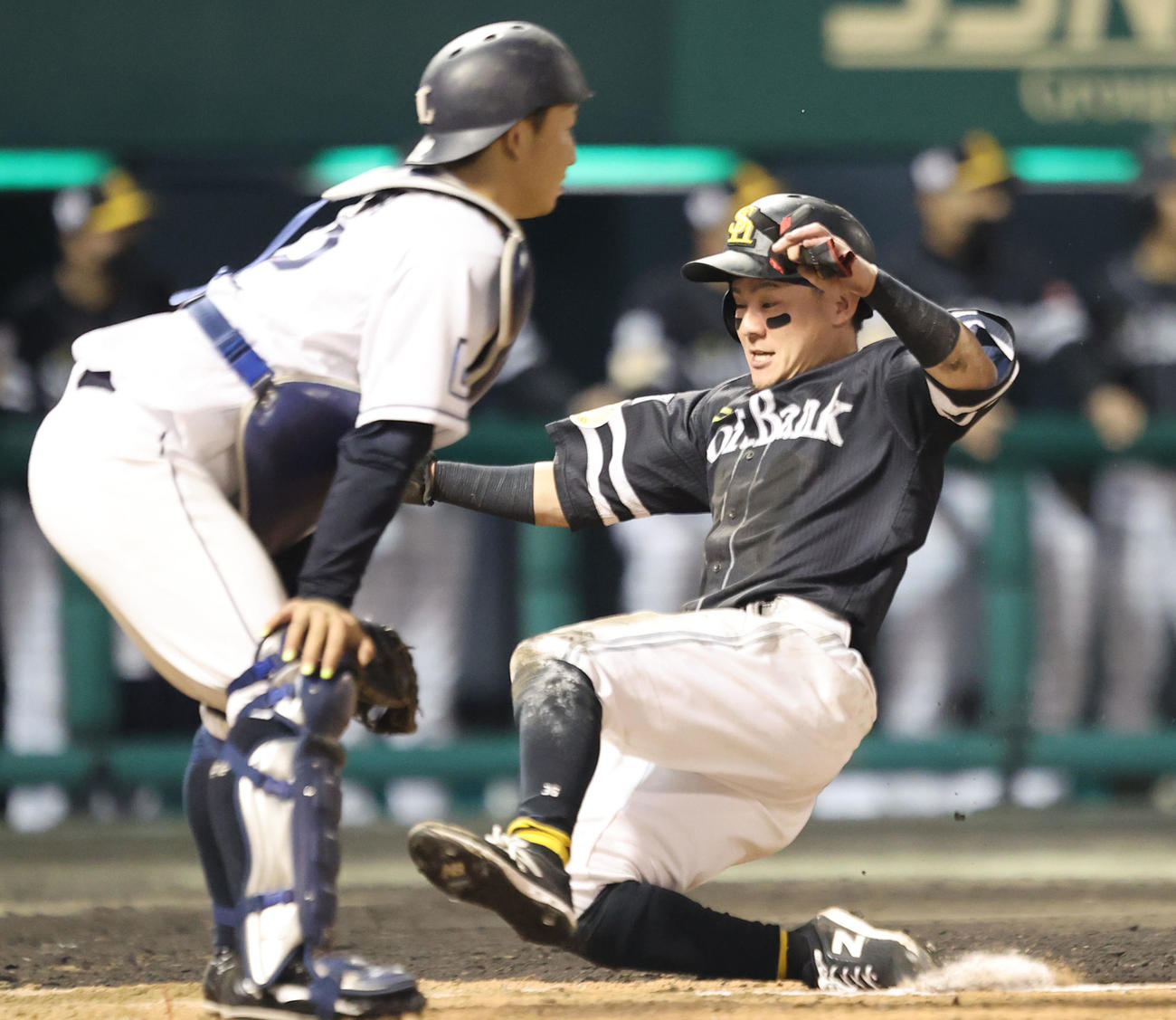 西武対ソフトバンク　9回表ソフトバンク無死一、二塁、グラシアルの右前勝ち越し適時打で生還する牧原大（撮影・梅根麻紀）