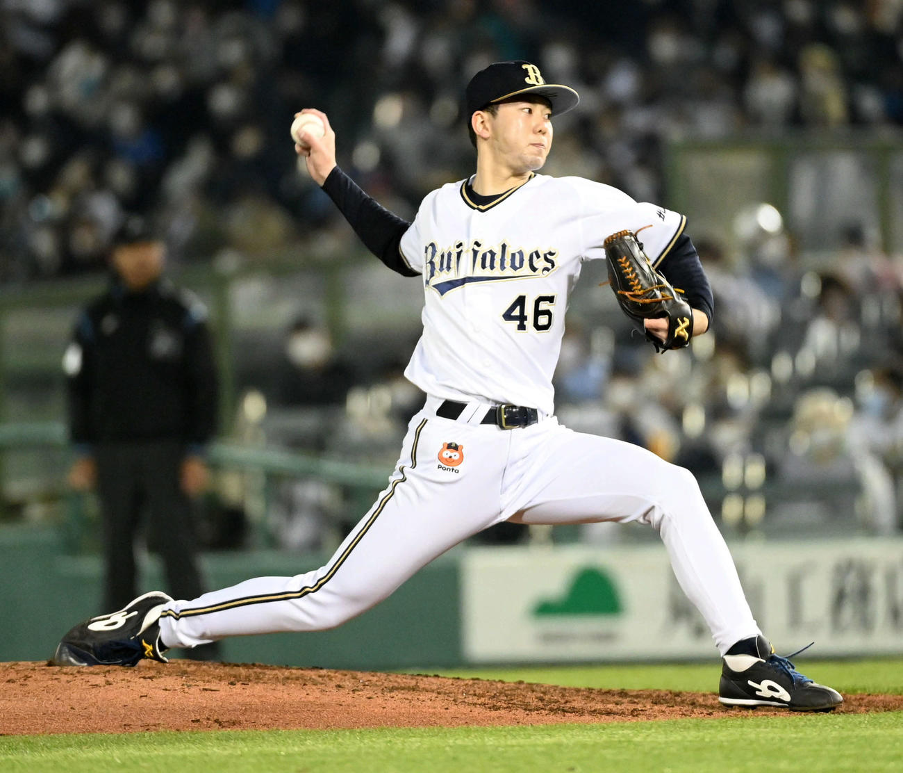 オリックス対日本ハム　7回表に登板し初勝利を挙げたオリックス本田（撮影・前岡正明）