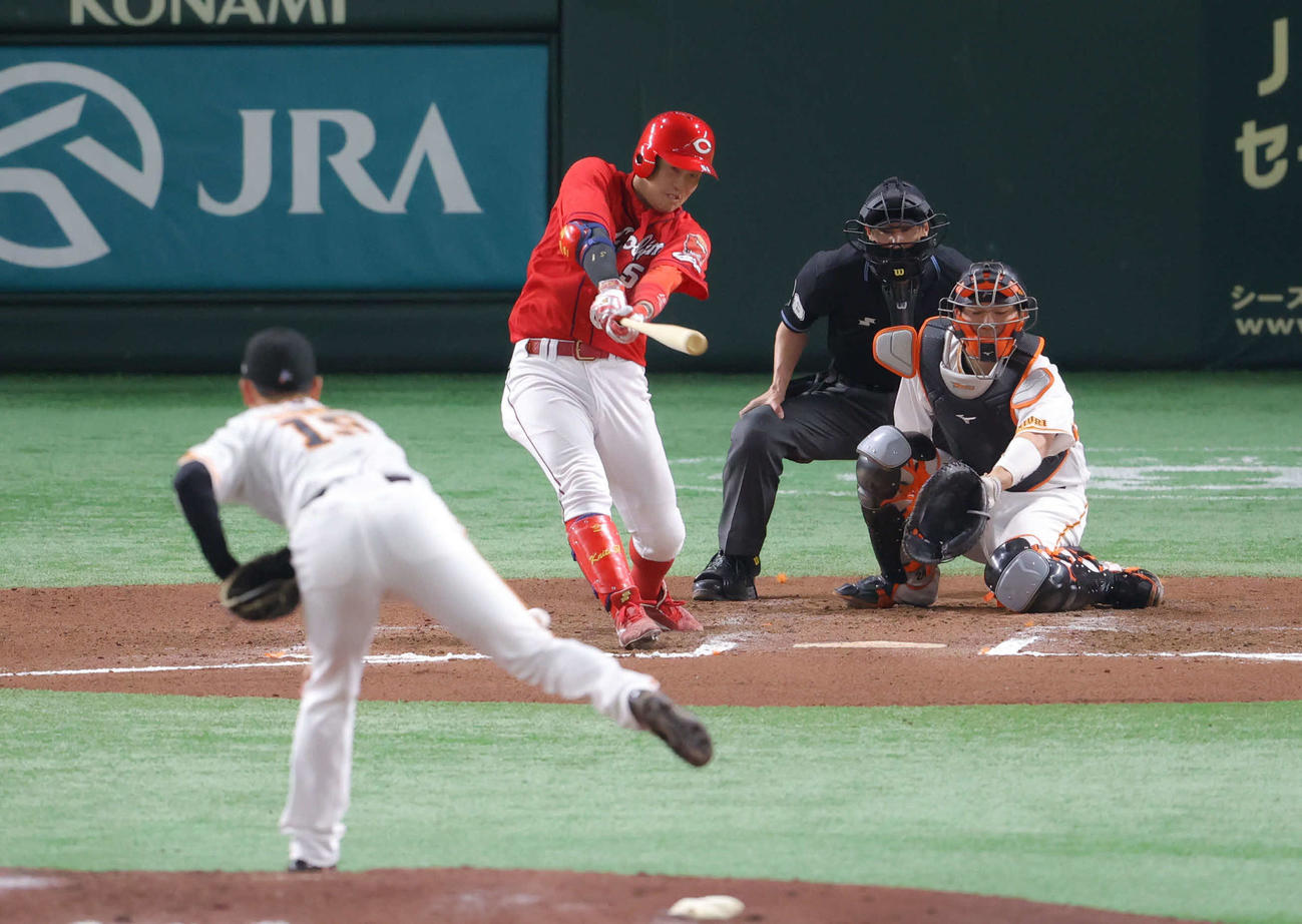 巨人対広島　6回表広島無死一、二塁、右前適時打を放つ小園。投手山崎伊（撮影・河田真司）