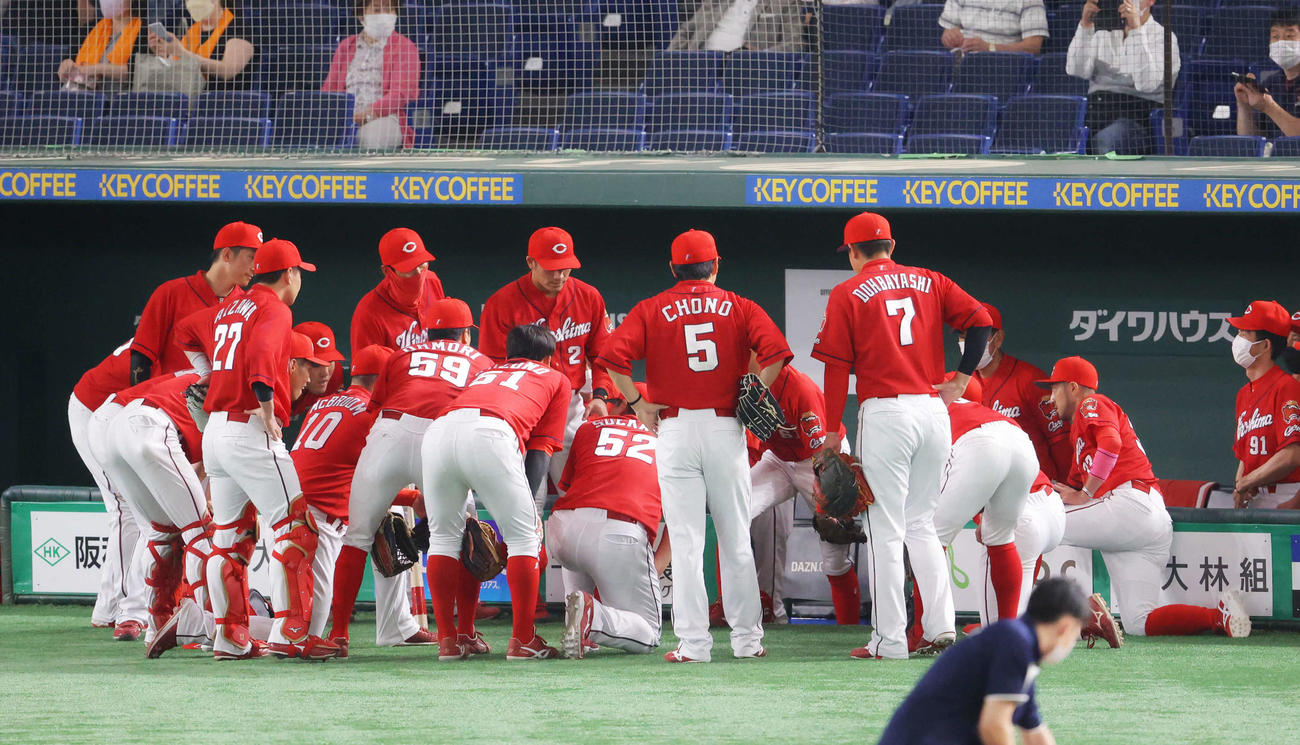 巨人対広島　　試合前円陣を組む広島の選手たち（撮影・河田真司）