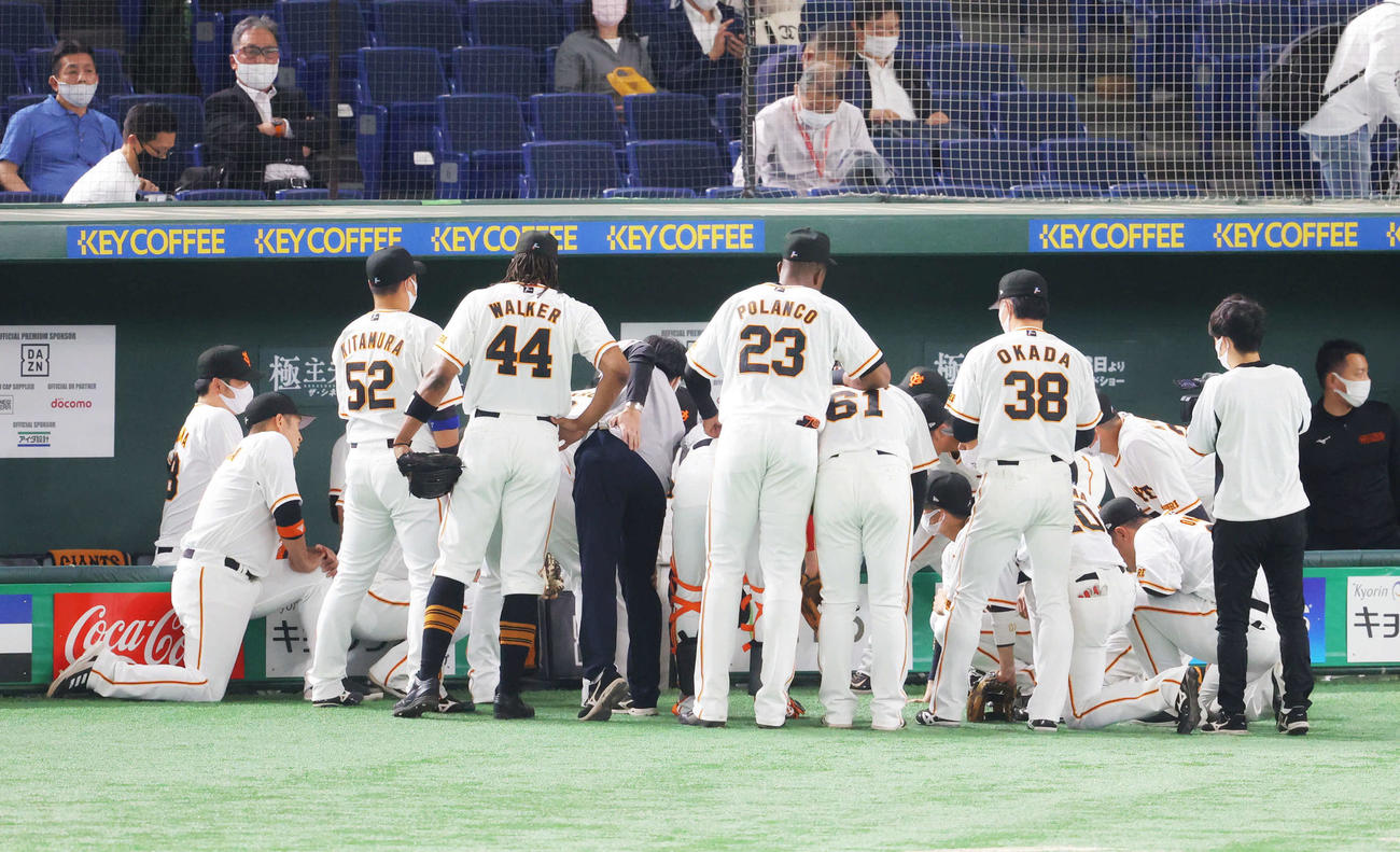 巨人対広島　　試合前円陣を組む巨人の選手たち（撮影・河田真司）
