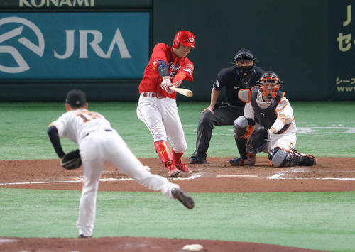 巨人対広島　6回表広島無死一、二塁、右前適時打を放つ小園。投手山崎伊（撮影・河田真司）