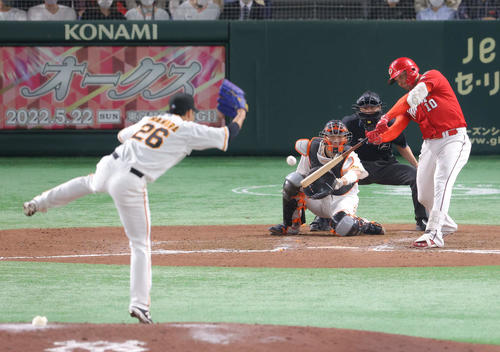 巨人対広島　7回表広島2死二塁、右前適時打を放つマクブルーム。投手今村（撮影・河田真司）