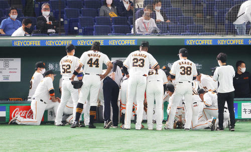 巨人対広島　　試合前円陣を組む巨人の選手たち（撮影・河田真司）