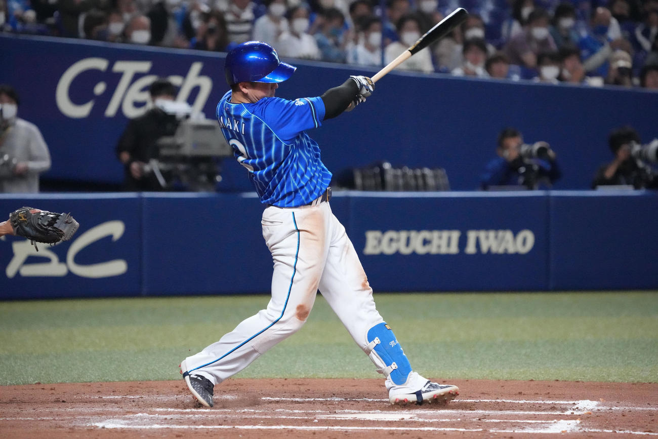 中日対DeNA 8回表DeNA1死二塁、左適時二塁打を放つ牧（撮影・森本幸一）