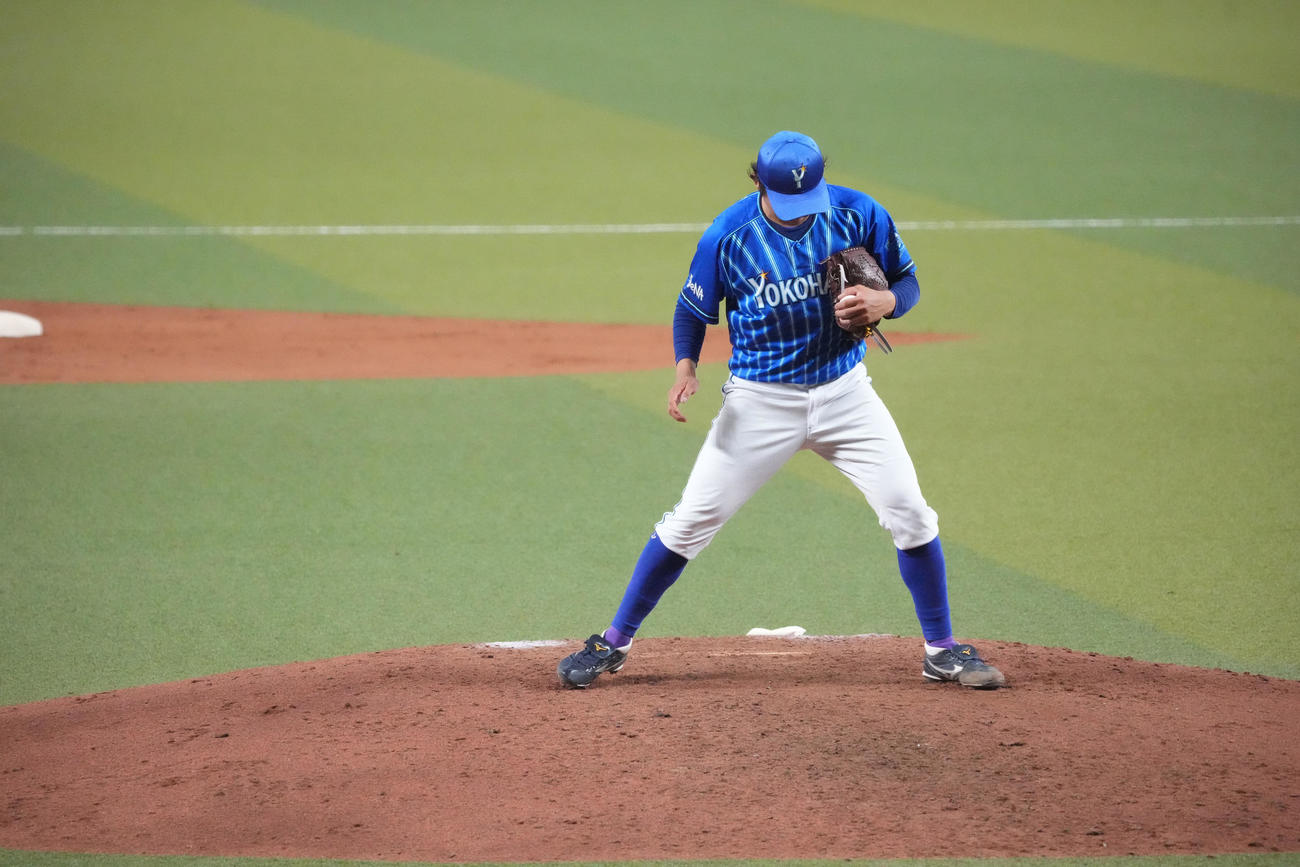 中日対DeNA　試合終了、完封勝利でマウンドをならす今永（撮影・森本幸一）