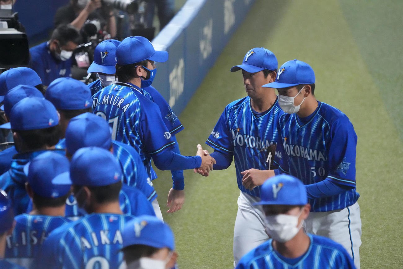 中日対DeNA　試合終了、完封勝利で三浦監督と握手を交わす今永（右から2人目）（撮影・森本幸一）