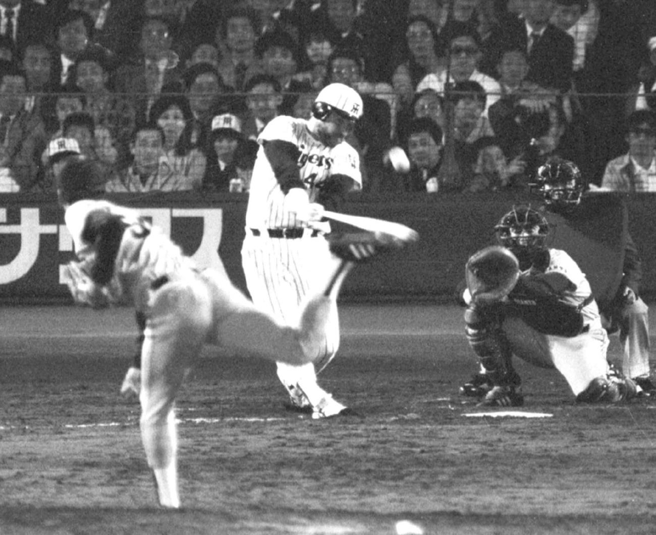 85年4月17日の巨人戦、7回裏阪神2死一、二塁、バックスクリーンに本塁打を放ったバース