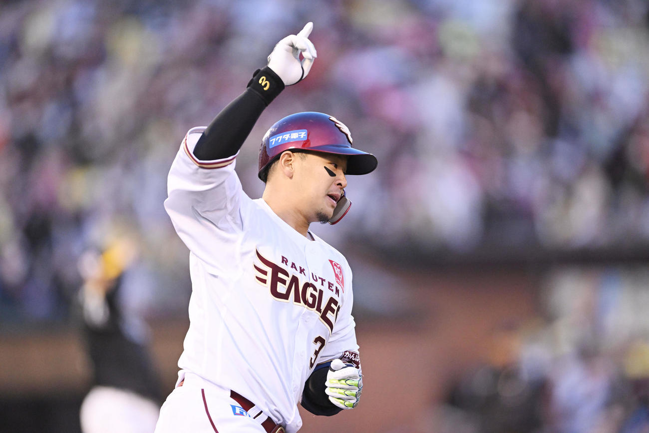 4月30日　楽天対ソフトバンク　サヨナラ打を放った楽天浅村は天を指さす