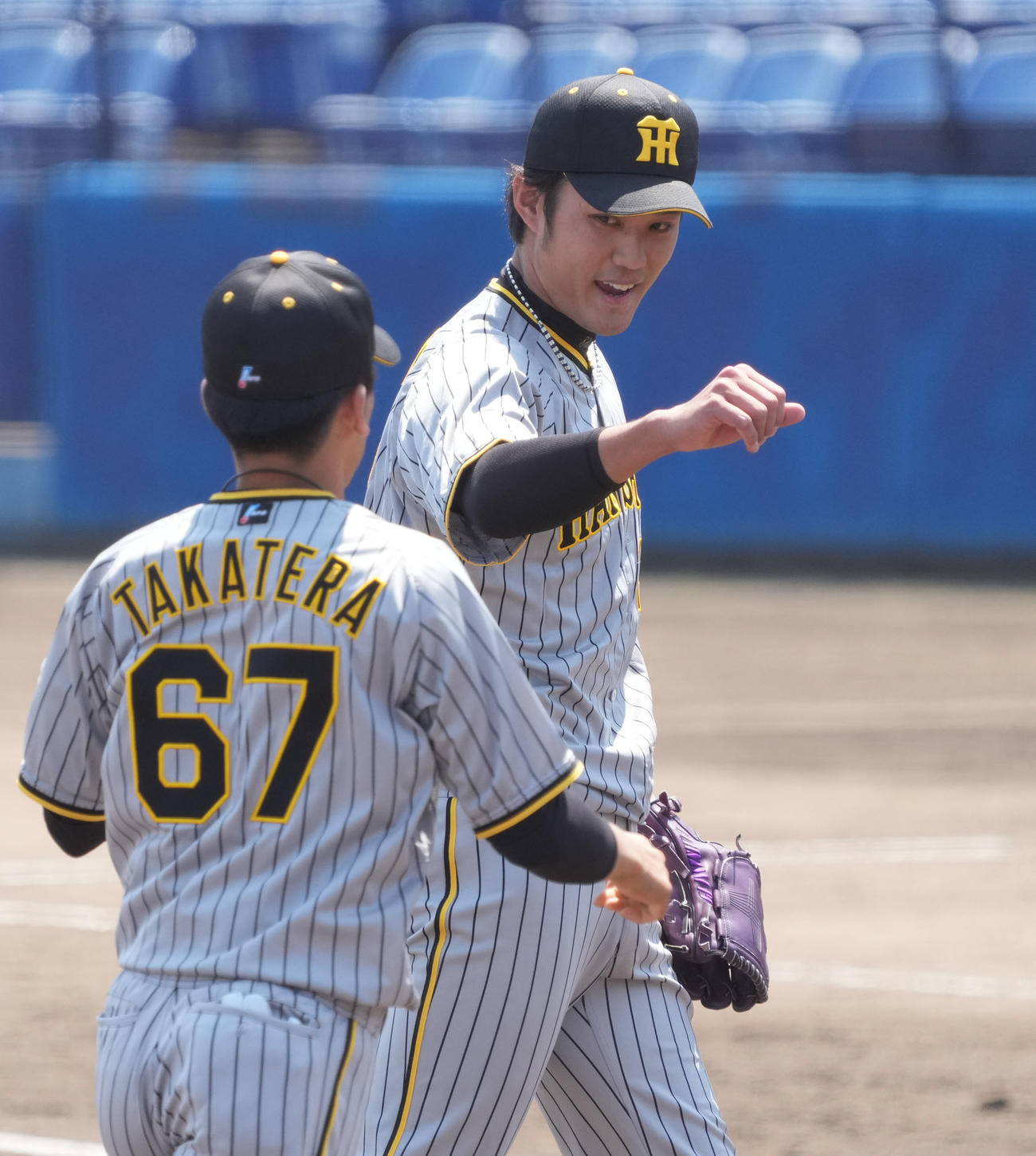 ウエスタンリーグ中日対阪神　3回裏中日攻撃終了、高寺とタッチを交わしベンチへ戻る藤浪（右）（撮影・森本幸一）