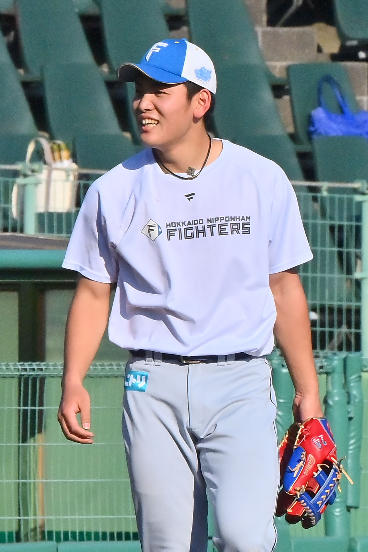 頭部死球から一夜明け、元気に練習に参加する日本ハム野村（撮影・和賀正仁）