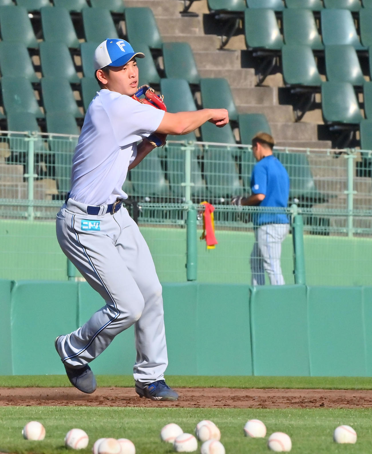 頭部死球から一夜明け、元気に練習に参加する日本ハム野村（撮影・和賀正仁）