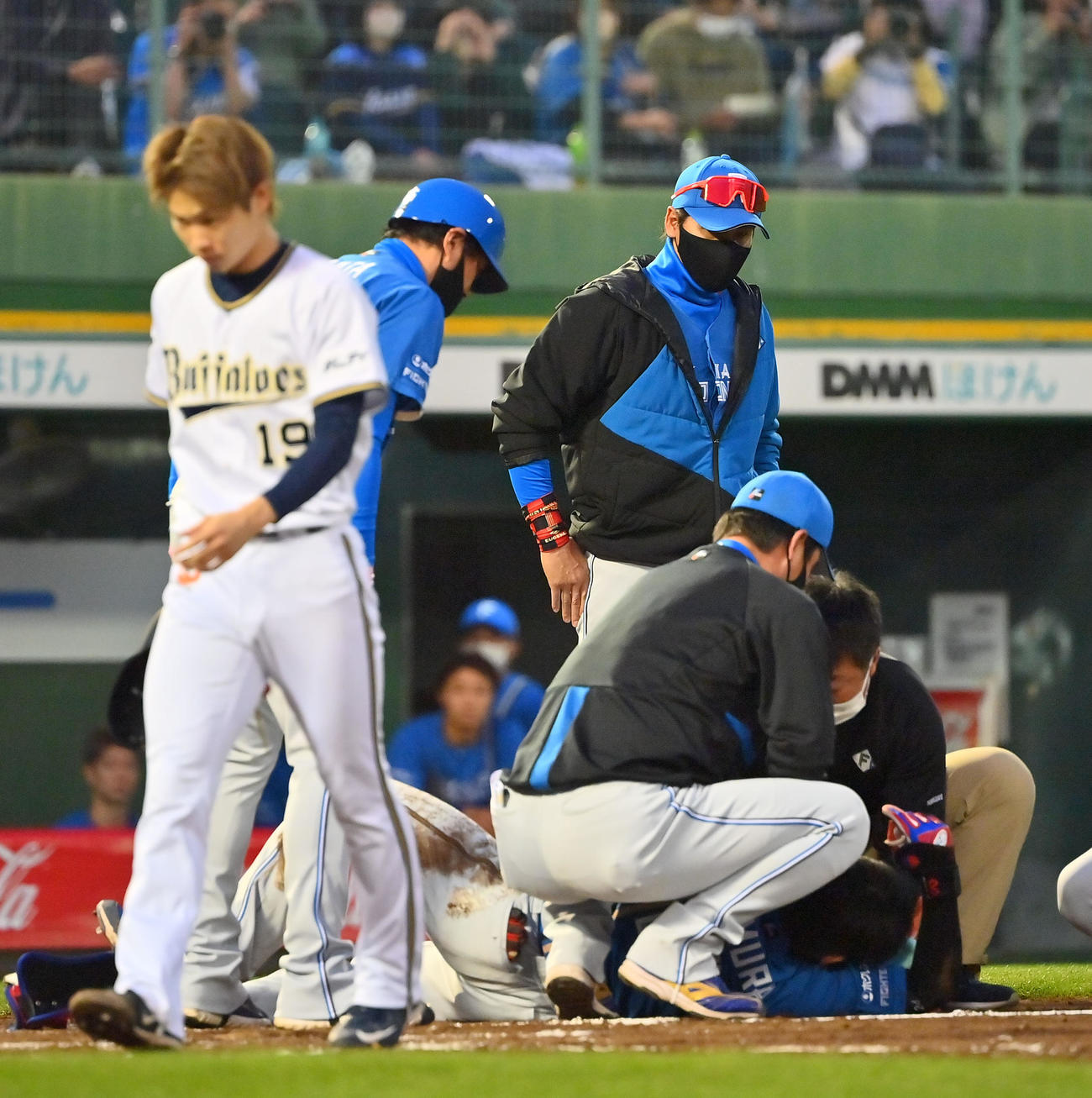 オリックス対日本ハム　4回表日本ハム1死二塁、山岡（右）から頭部に死球を受けた野村を心配そうに見る新庄監督（撮影・和賀正仁）