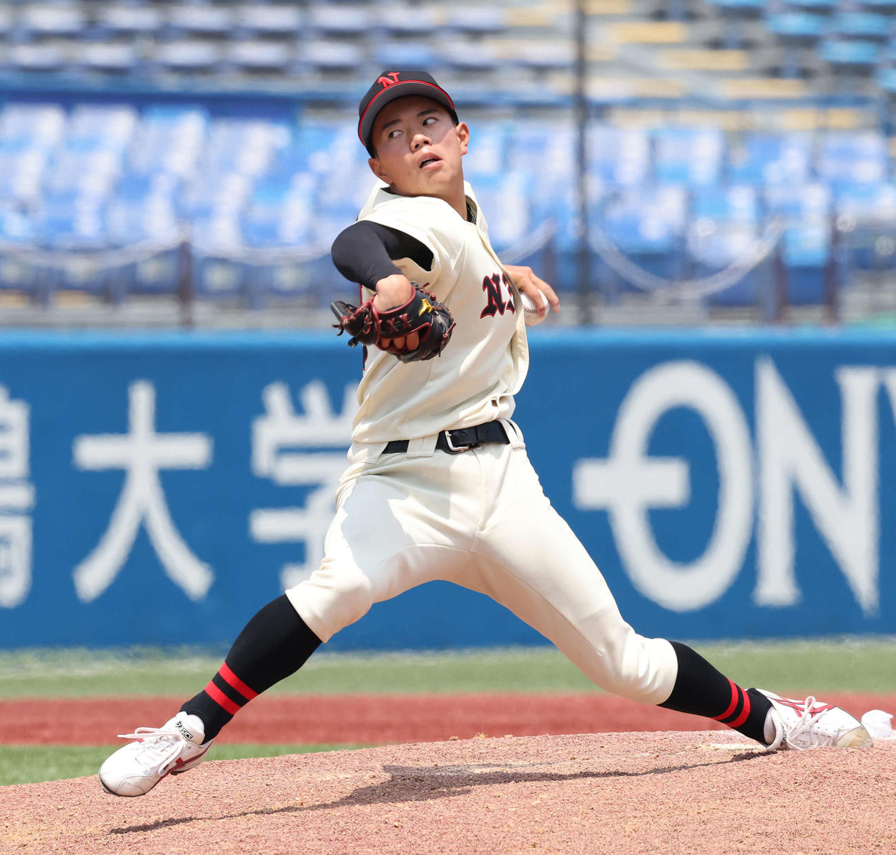 中大対日大　力投する日大2番手坂尾（撮影・丹羽敏通）