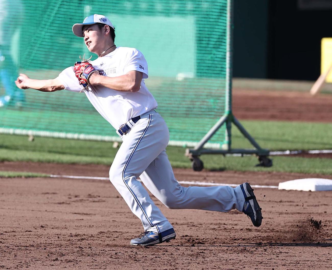 オリックス対日本ハム　三塁で元気にノックを受ける野村（撮影・上田博志）