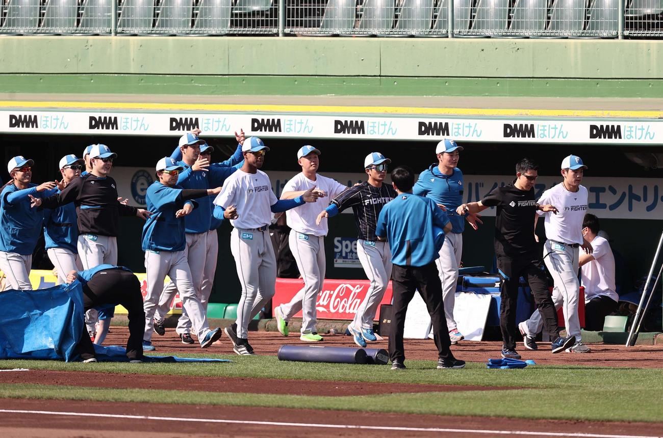 オリックス対日本ハム　野村（右）はナインの先頭でアップする（撮影・上田博志）