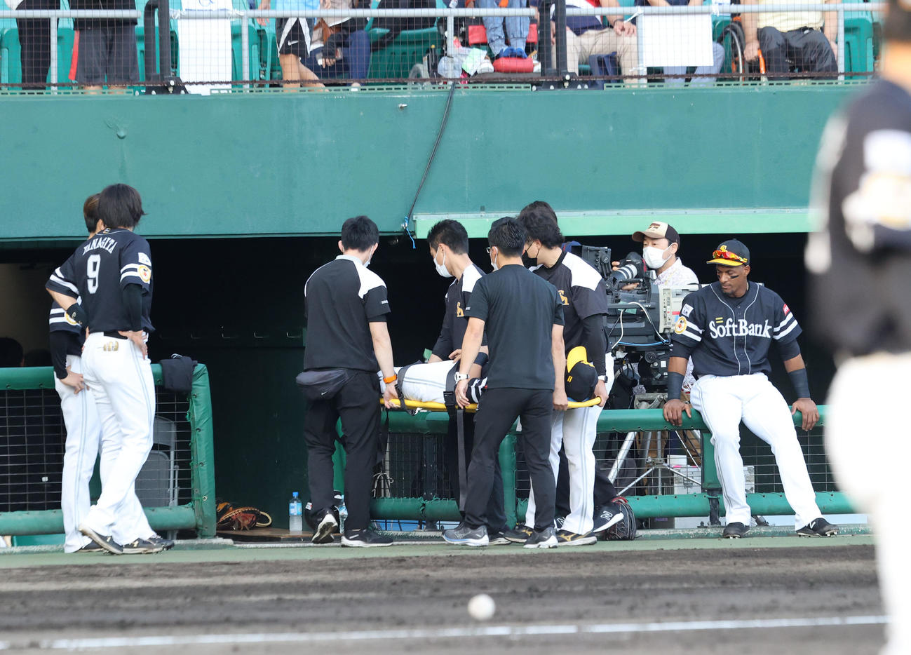 西武対ソフトバンク　試合前、担架で運ばれる上林誠知（撮影・梅根麻紀）