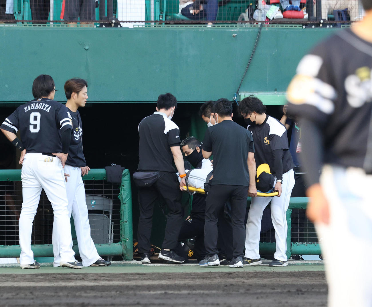 西武対ソフトバンク　試合前、担架で運ばれる上林誠知（撮影・梅根麻紀）