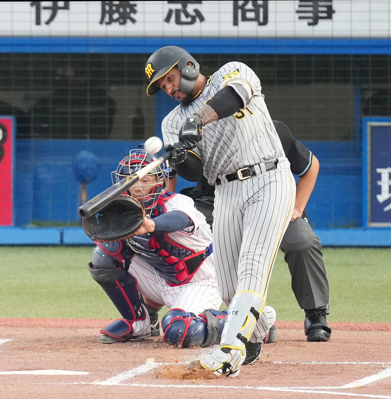 ヤクルト対阪神　1回表阪神2死、左越えに先制本塁打を放つマルテ（撮影・菅敏）