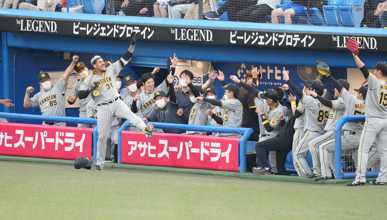 ヤクルト対阪神　1回表阪神2死、左越えに先制本塁打を放ち、ナインとポーズをとるマルテ（左から3人目）（撮影・菅敏）