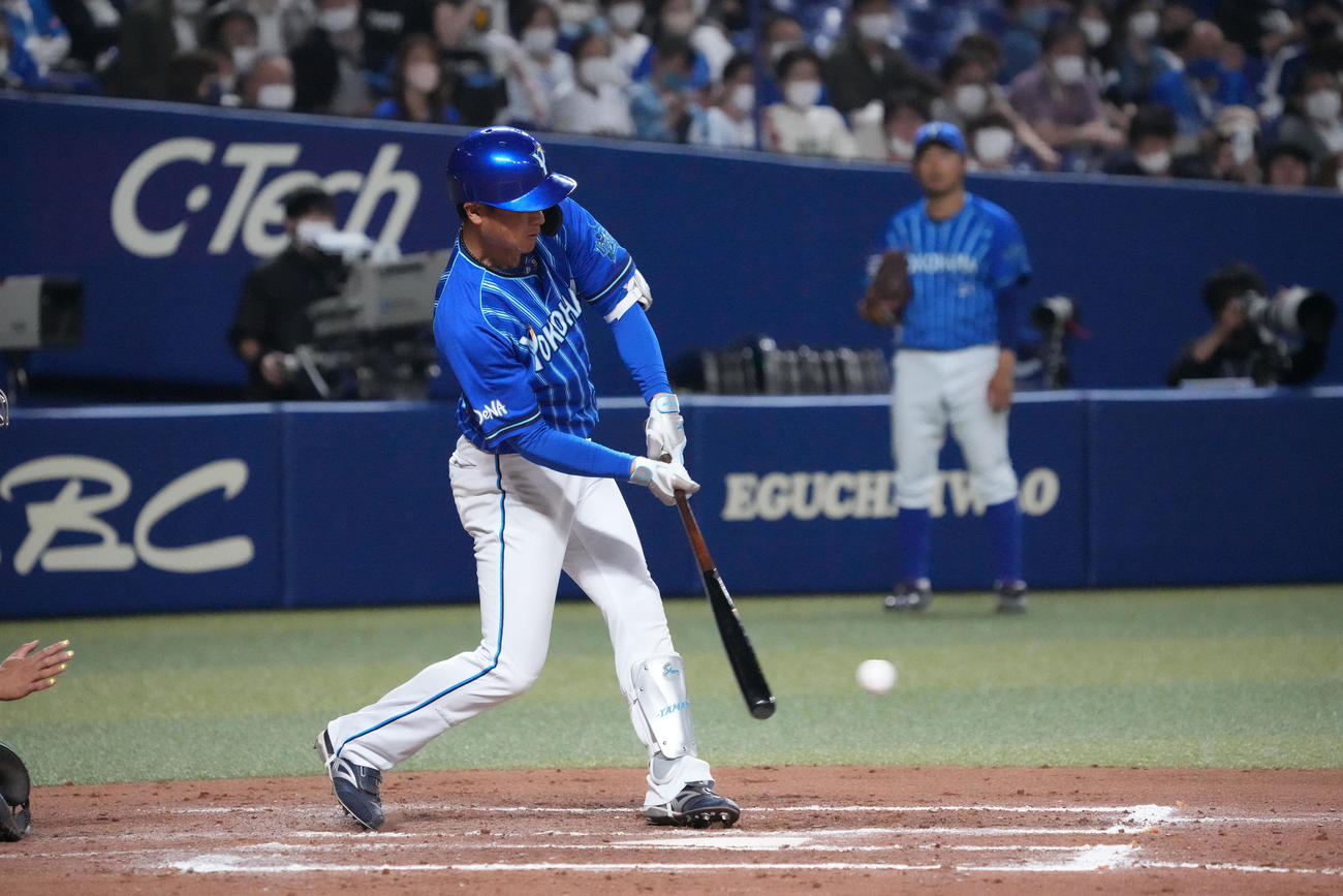 中日対DeNA 8回表DeNA2死三塁、左前適時打を放つ大和（撮影・森本幸一）