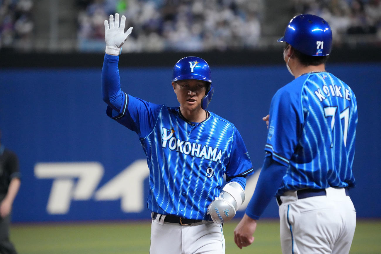 中日対DeNA 8回表DeNA2死三塁、左前適時打を放った大和（撮影・森本幸一）