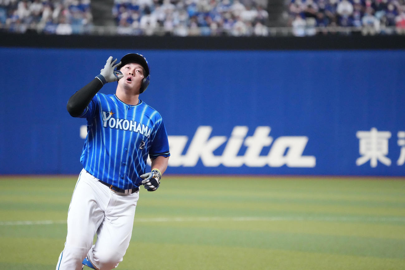 中日対DeNA 3回表DeNA2死一、三塁、左中間スタンドへ3点本塁打を放った牧（撮影・森本幸一）