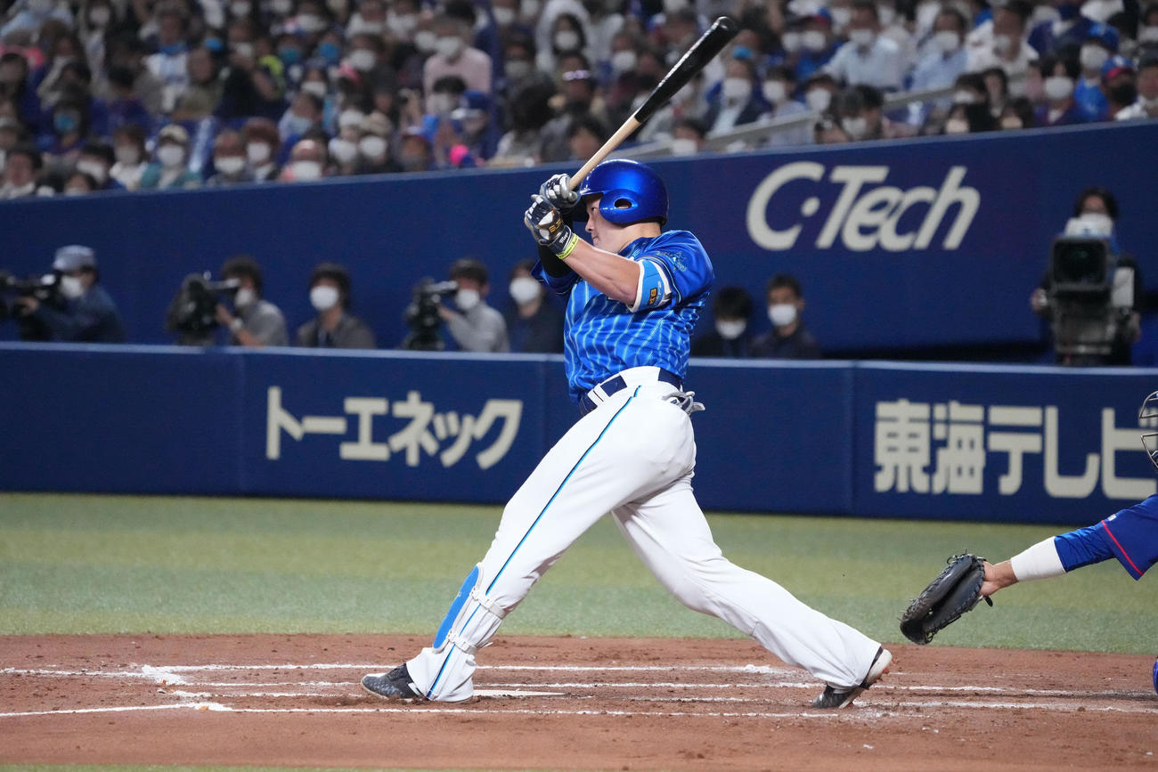 中日対DeNA 3回表DeNA2死一、三塁、左中間スタンドへ3点本塁打を放つ牧（撮影・森本幸一）