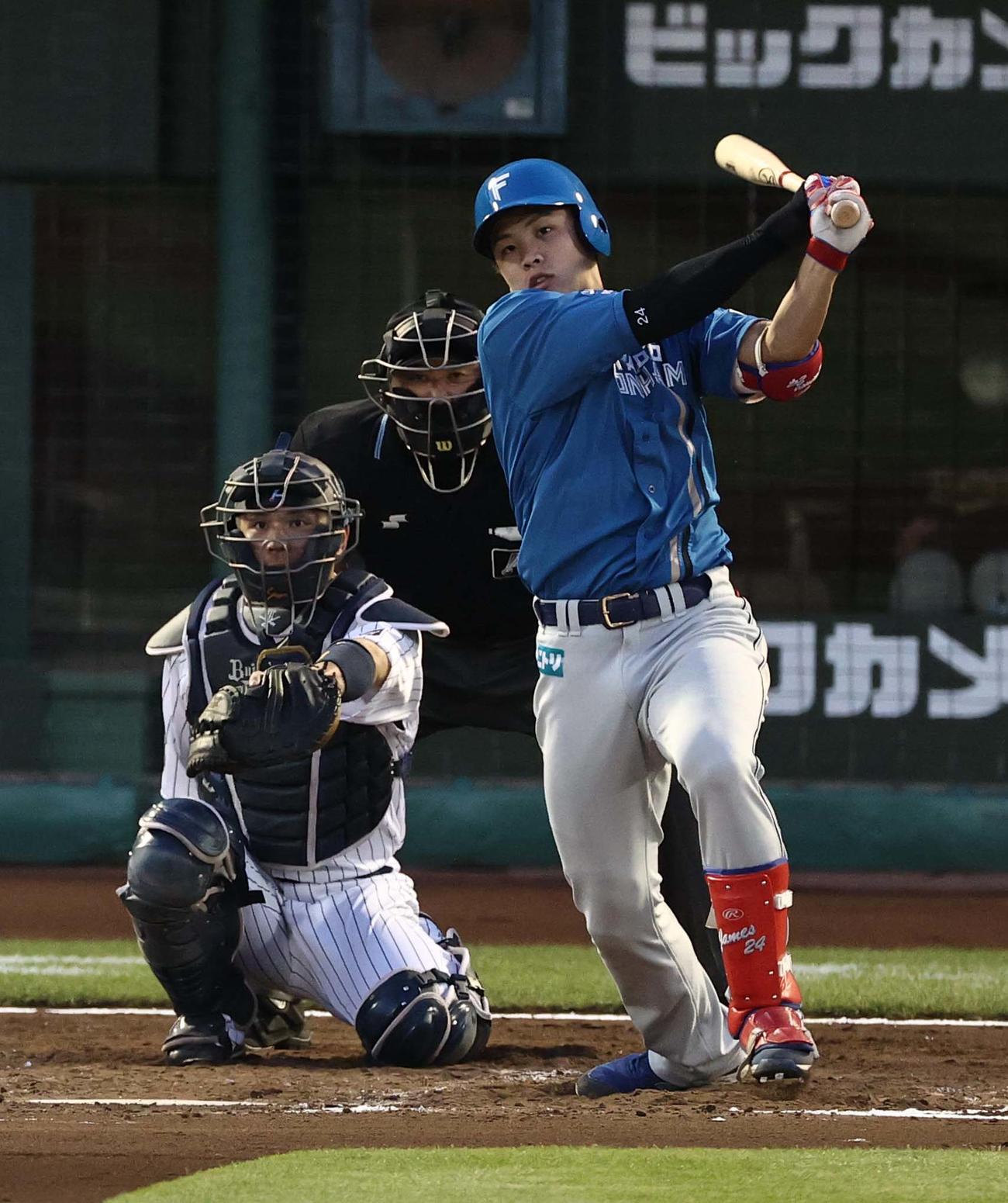オリックス対日本ハム　4回表日本ハム2死、野村は中前安打を放つ（撮影・上田博志）