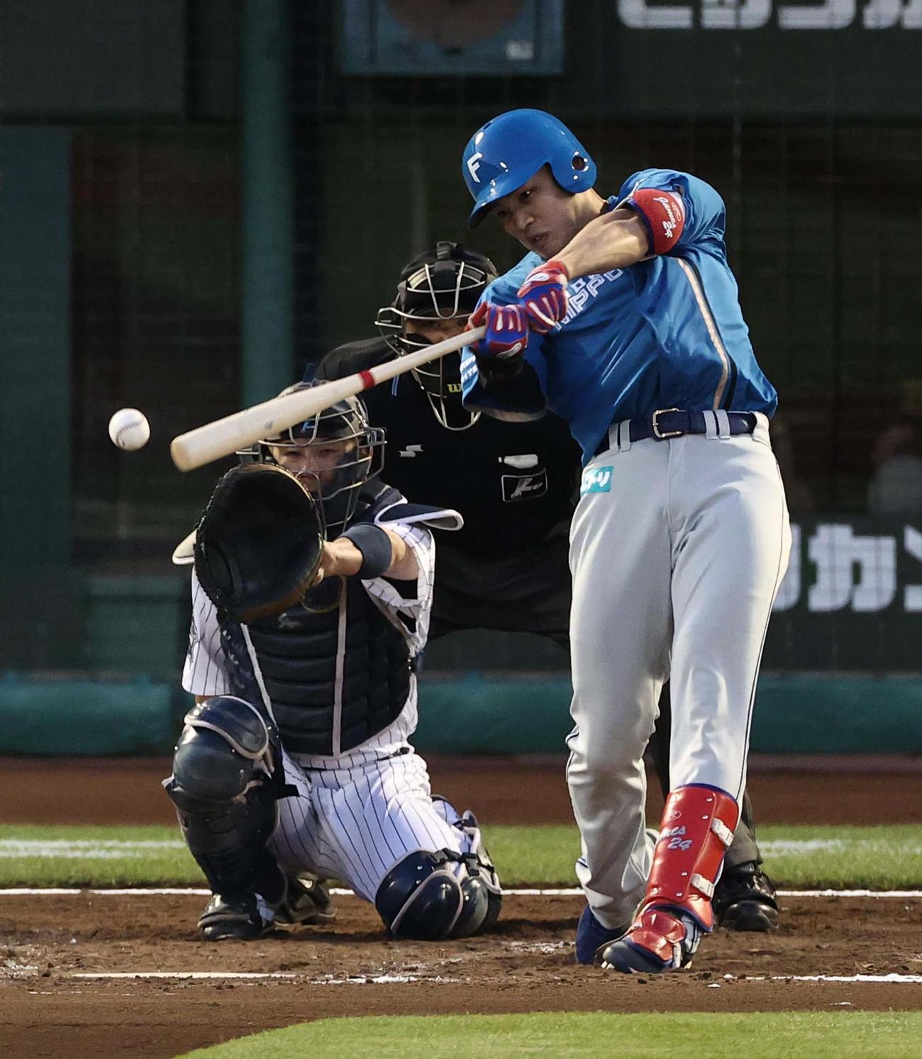 オリックス対日本ハム　4回表日本ハム2死、野村は中前安打を放つ（撮影・上田博志）