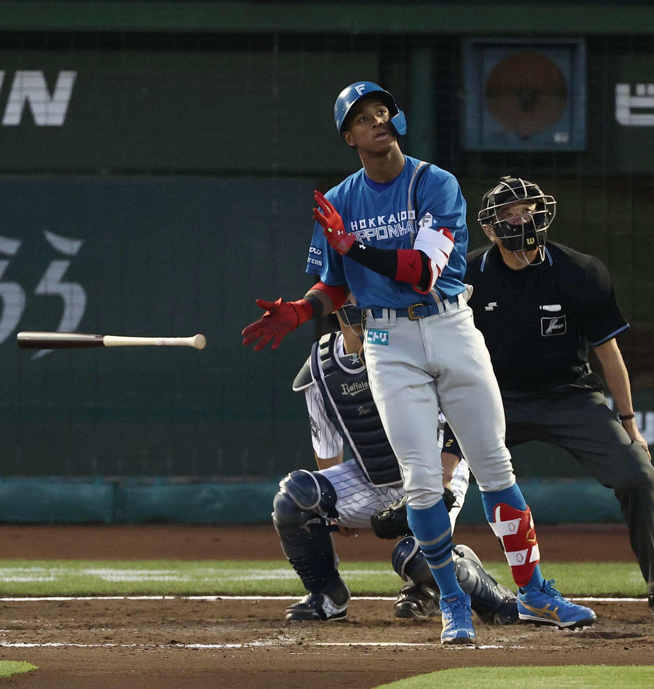 オリックス対日本ハム　4回表日本ハム2死一塁、万波は左越えに先制2点本塁打を放つ（撮影・上田博志）