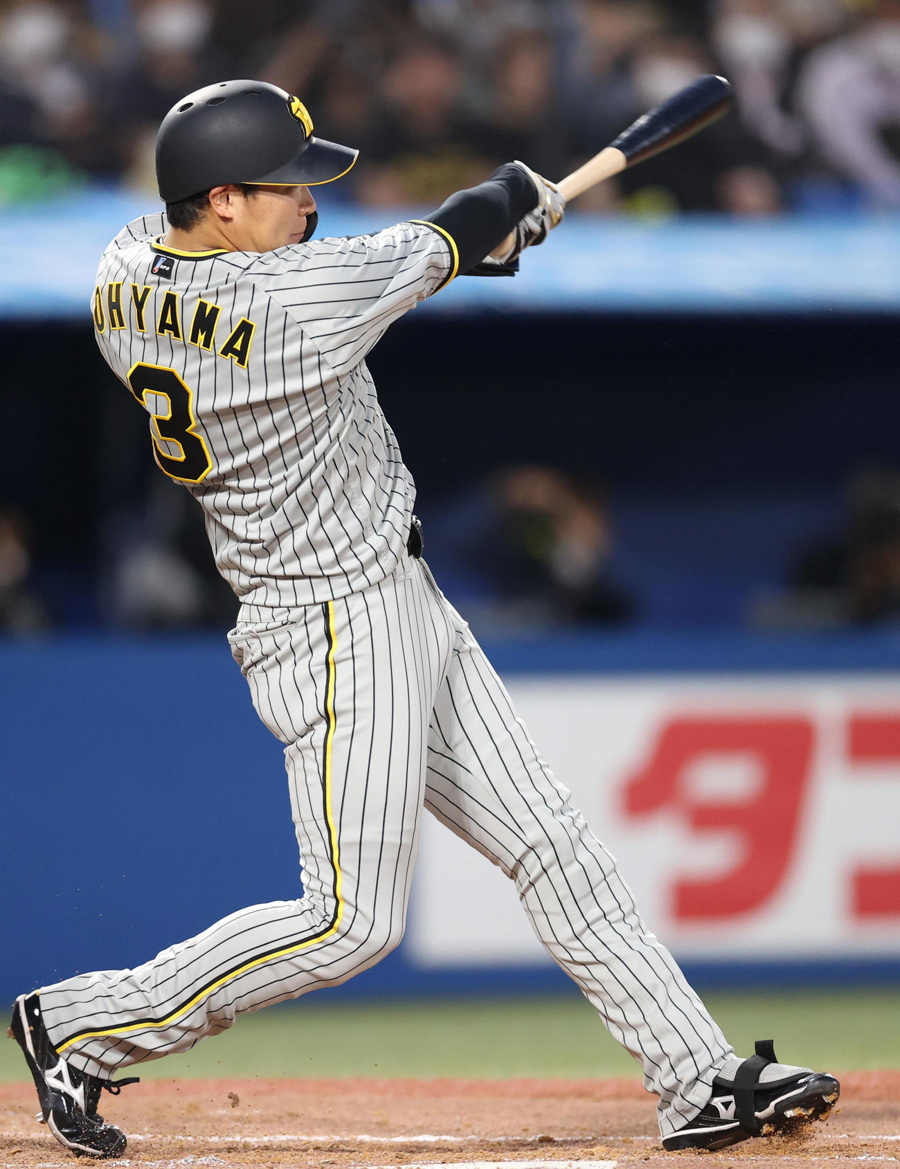 ヤクルト対阪神　3回表阪神2死一、三塁、3点本塁打を放つ大山（撮影・狩俣裕三）