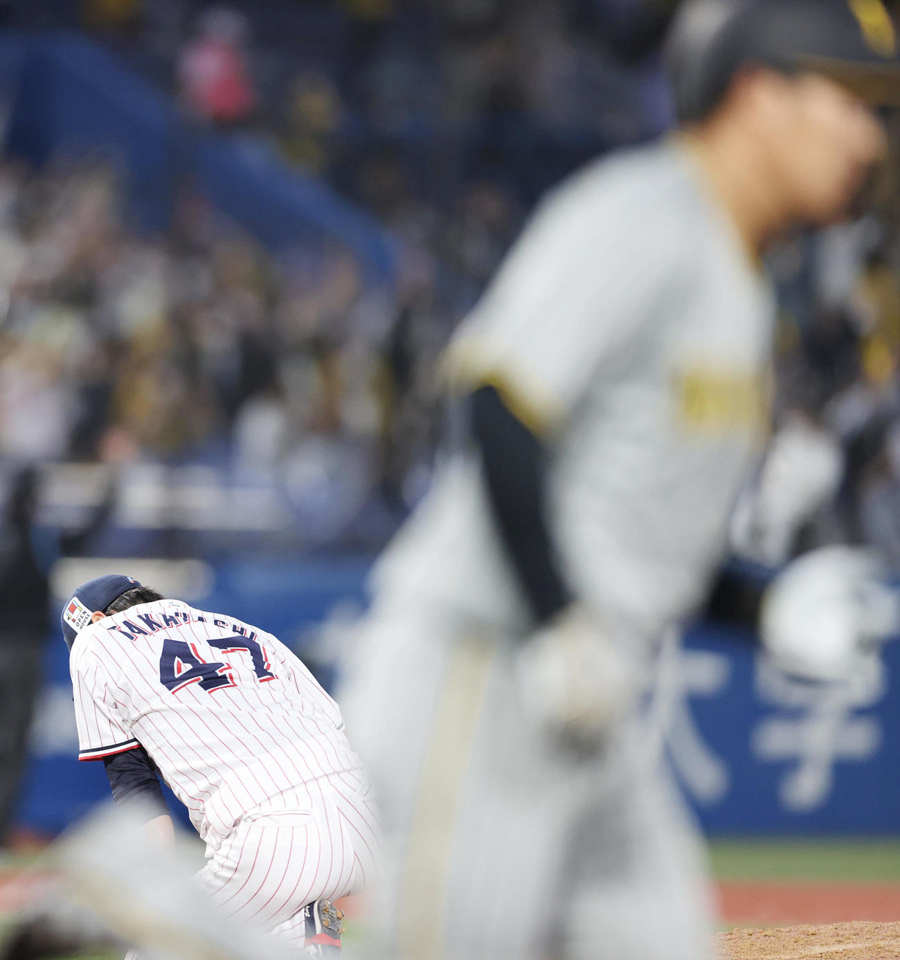 ヤクルト対阪神　3回表阪神2死一、三塁、大山（手前）に3点本塁打を打たれ、思わずマウンドにひざを付くヤクルト先発の高橋（撮影・狩俣裕三）