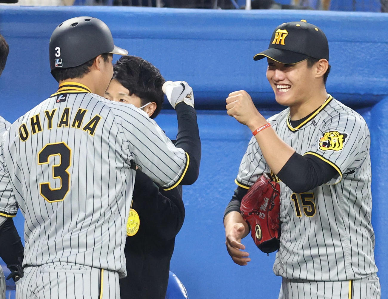ヤクルト対阪神　3回表阪神2死一、三塁、3点本塁打を放った大山（左）とタッチを交わす西純（撮影・狩俣裕三）